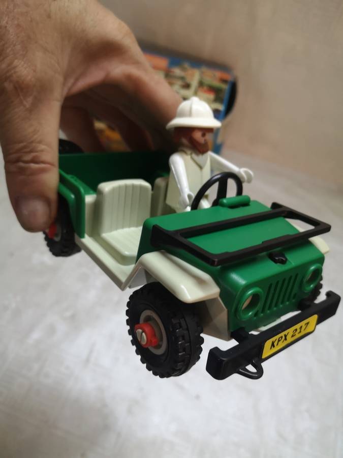 Vintage 1981`s Playmobil 3532v4 - Green jeep in the desert with Box