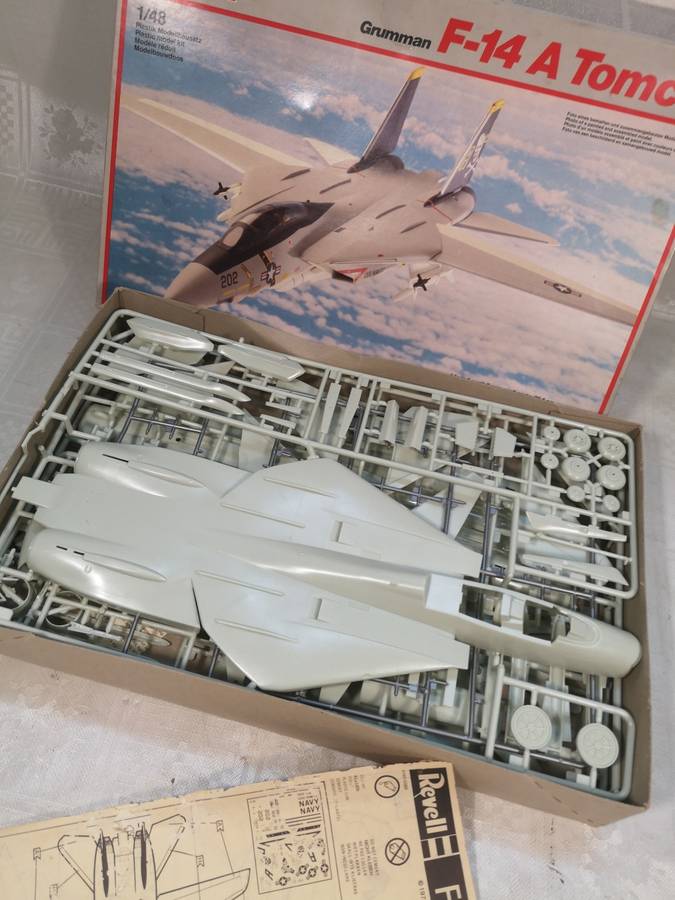 LARGE REVELL 1-48, GRUMMAN F-14 TOMCAT, 04540 COMPLETE LIKE NEW