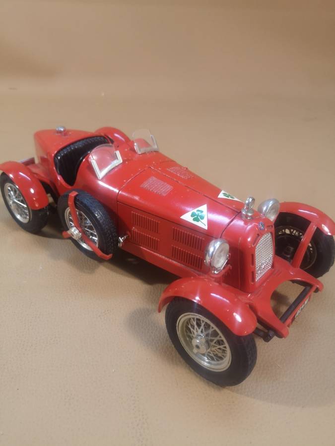 Burago 1/18 Scale Diecast 3014 - Alfa Romeo 8C 2300 Monza 1931 Red