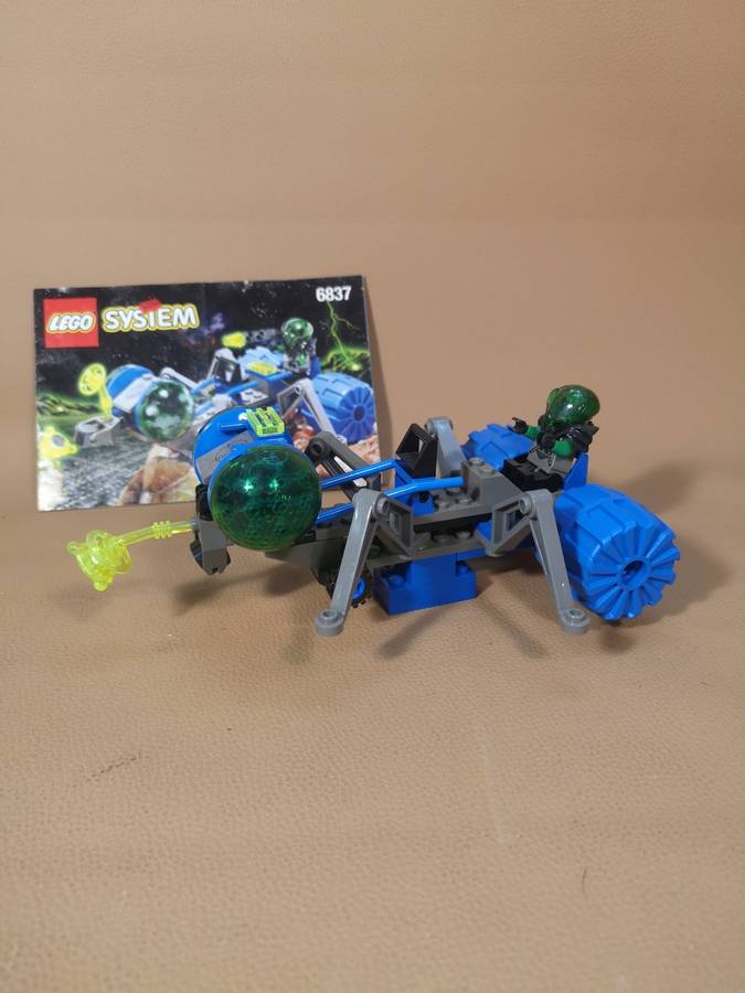 Vintage LEGO Insectoids Cosmic Creeper from 1998! set 6837