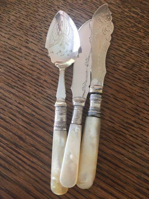 EPNS AND MOTHER OF PEARL 2 butter knives 1 x jam spoon
