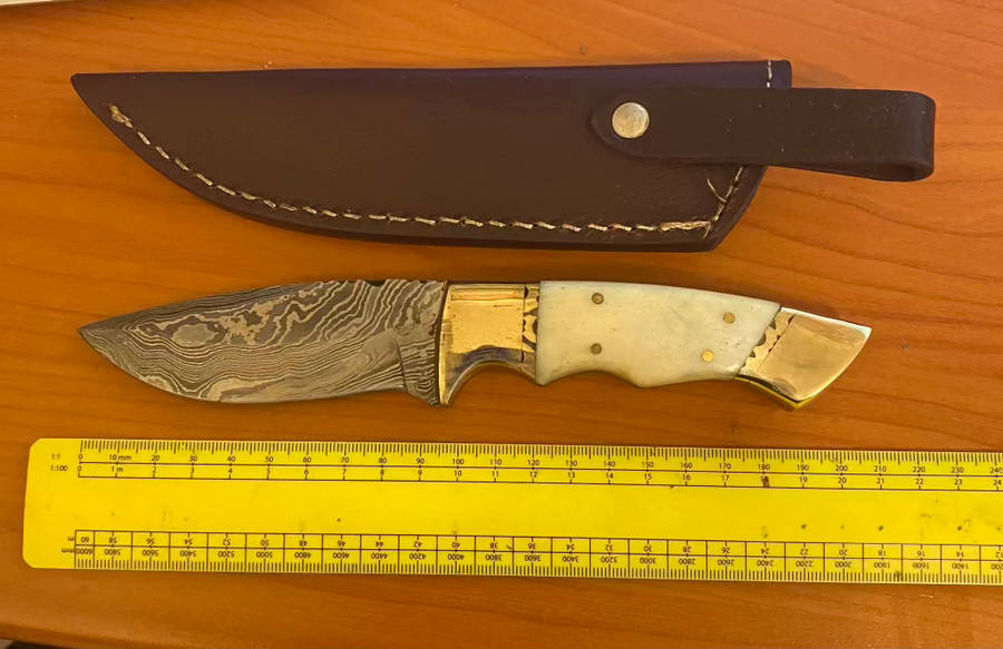 Handmade Damascus steel hunting knife