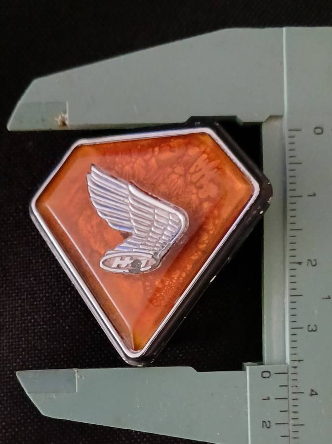 HONDA Side Panel Badge HM       ` ORIGINAL `                  V21