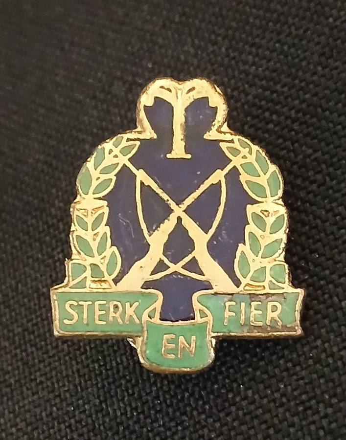 REGIMENT TOBIE MULLER ENAMEL LAPEL BADGE   ` STERK EN FIER `  *** RARE ***    V110