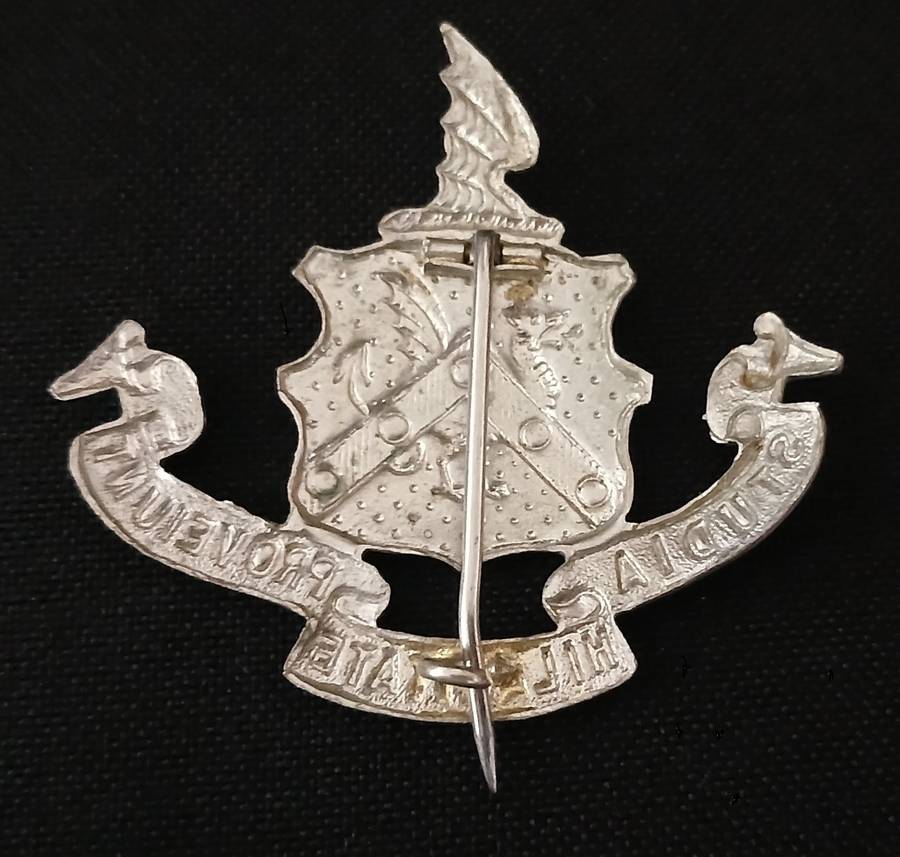 SA KINGSWOOD COLLEGE CADET CORPS WHITE METAL CAP BADGE      C68