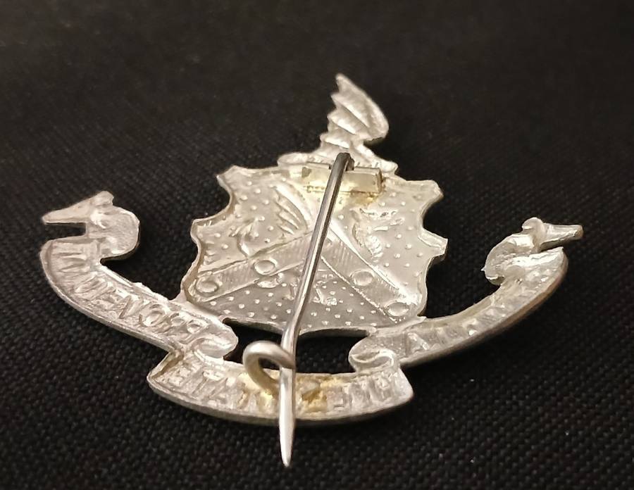 SA KINGSWOOD COLLEGE CADET CORPS WHITE METAL CAP BADGE      C68