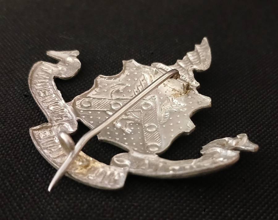 SA KINGSWOOD COLLEGE CADET CORPS WHITE METAL CAP BADGE      C68