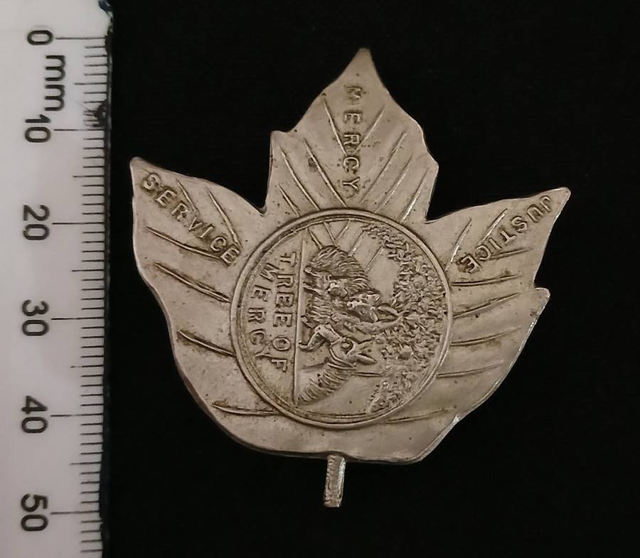 UNKNOWN CANADIAN METAL LEAF BADGE ( TREE OF MERCY ) ( JUSTICE MERCY SERVICE )   C98