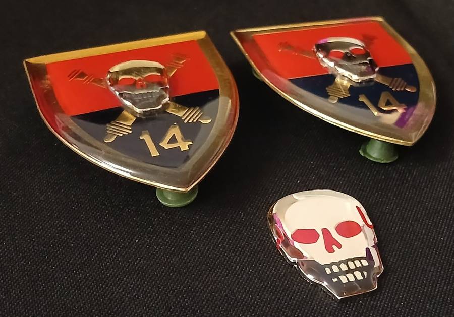 SADF 14 FIELD ARTILLERY REGIMENT SHOULDER FLASH PAIR ( SKULL MOUNTED ON TOP ) + BADGE            R49