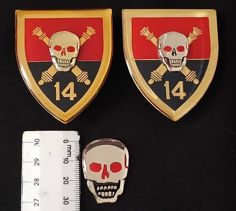 SADF 14 FIELD ARTILLERY REGIMENT SHOULDER FLASH PAIR ( SKULL MOUNTED ON TOP ) + BADGE            R49
