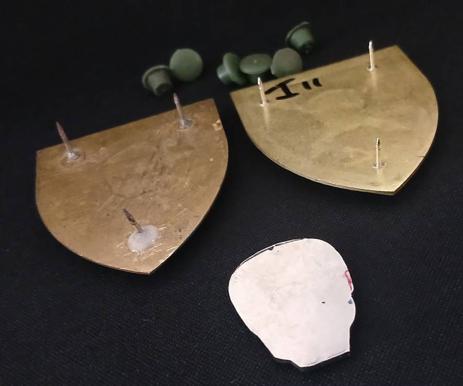 SADF 14 FIELD ARTILLERY REGIMENT SHOULDER FLASH PAIR ( SKULL MOUNTED ON TOP ) + BADGE            R49