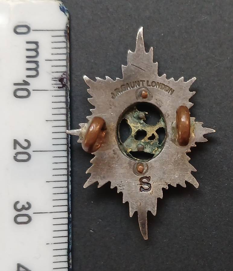 WW2 WORCESTERSHIRE REGIMENT OFFICER`S CAP BADGE ( MAKERS MARK J.R. GAUNT LONDON  S )   R56