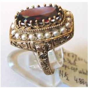 9KT SOLID GOLD WITH 4.36 CTS GARNET, 20 PCS CULTURED PEARLS
