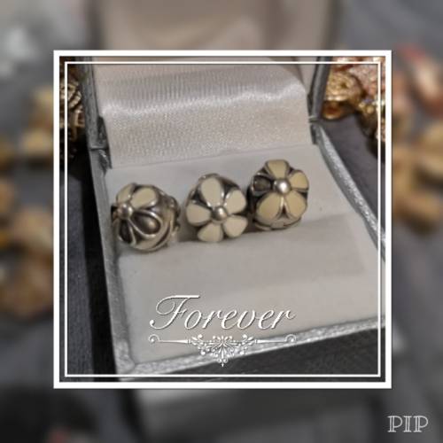 STUNNING AUTHENTIC PANDORA FLOWER CHARM