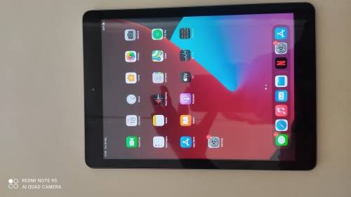 Apple Ipad 5th Gen 32GB *** Please read the Add*** Cracked screen