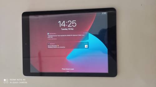 Apple Ipad 5th Gen 32GB *** Please read the Add*** Cracked screen