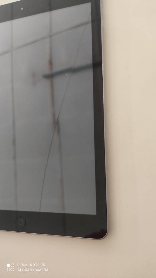 Apple Ipad 5th Gen 32GB *** Please read the Add*** Cracked screen
