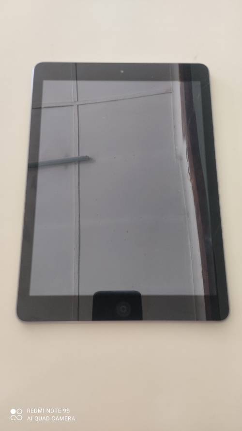 Apple Ipad 5th Gen 32GB *** Please read the Add*** Cracked screen