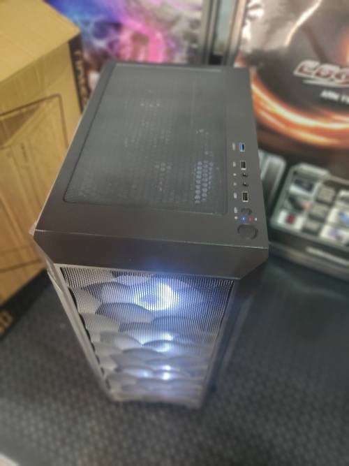 **Intel core i7**AMD HD8490 Graphics Card**8GB Ram**Asus Motherboard**Antec Gaming Case**
