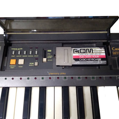 Vintage Casio MT-800 Casiotone Keyboard