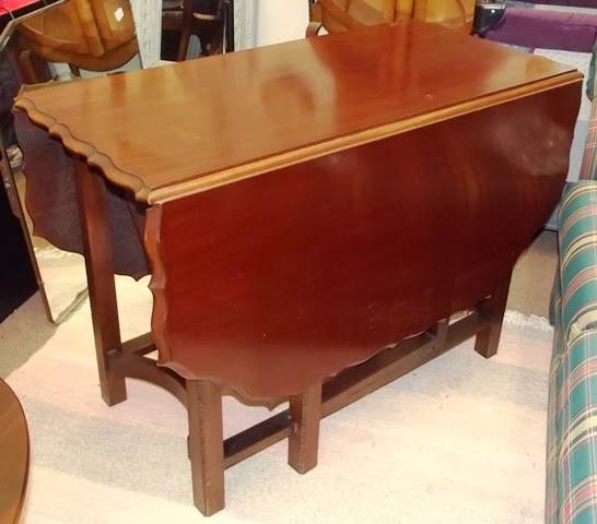 STUNNING SOLID MAHOGANY GATELEG TABLE (2C99)