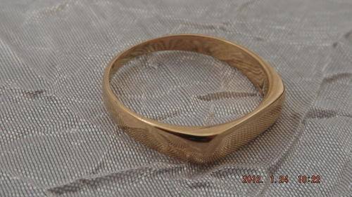 Beautiful 9ct Gold Ring.