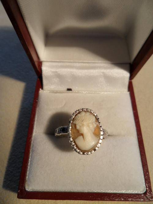 BEAUTIFUL VINTAGE CAMEO RING IN STERLING SILVER.