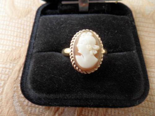 Beautiful Vintage Shell Cameo Ring Set In 9ct Gold.