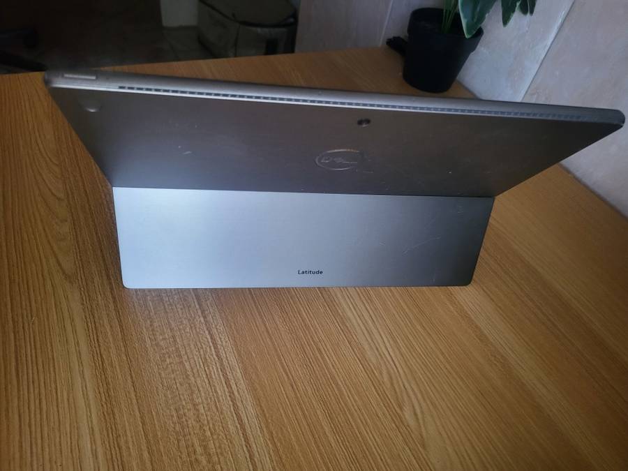 Dell Latitude 7320 - 2 in 1 - Touch Screen - i5 11thGen - 16GB Ram - 256GB SSD - Very Good Condition