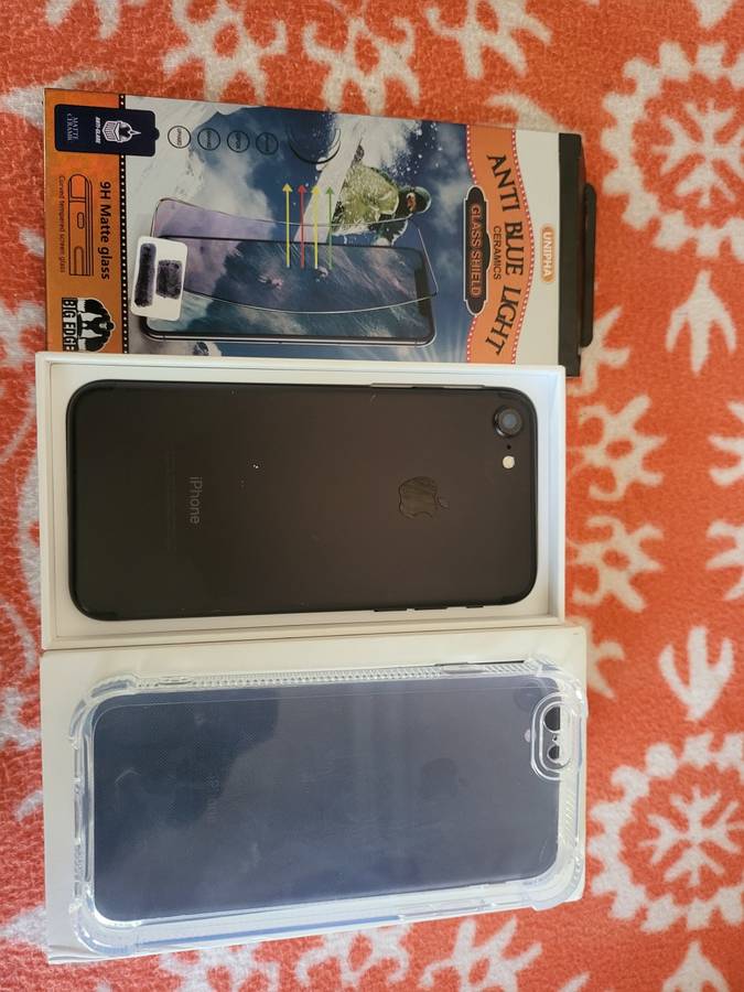 iPhone 7 - Black - 128GB - Excellent Condition - Boxed - With Extras