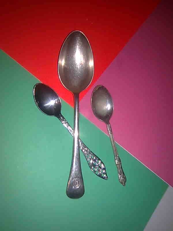 3 vintage collectable  spoons - bid  per item to take all /excellent condition//Holland and England