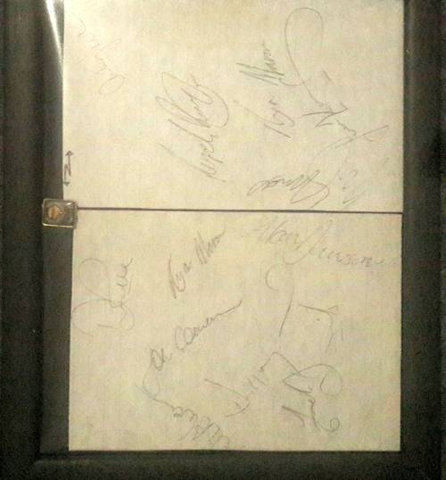 WP Cricket Team Hand signed Autographs and Lapel Pin