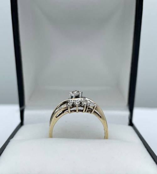 Stunning 0.10ct Diamond ring set in 9ct yellow gold