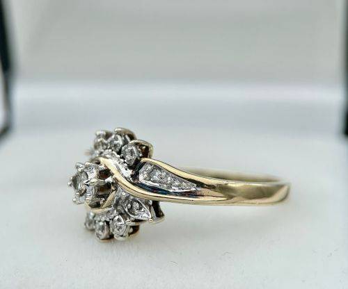 Stunning 0.10ct Diamond ring set in 9ct yellow gold