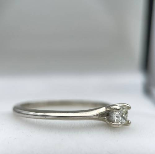 Beautiful 0.23ct Princess cut Solitaire ring