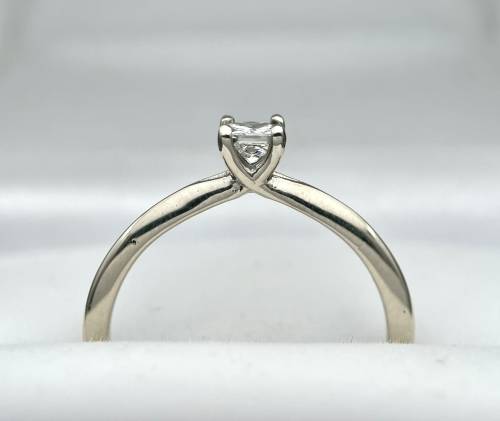 Beautiful 0.232ct Princess cut diamond solitaire ring