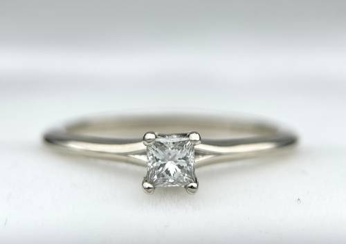 Beautiful 0.232ct Princess cut diamond solitaire ring