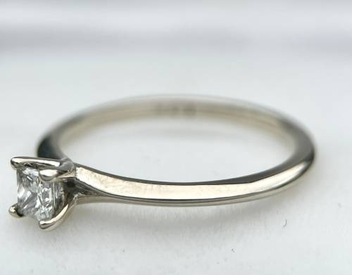 Beautiful 0.232ct Princess cut diamond solitaire ring