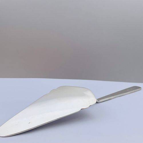 Collectors Antique Engraved Cake Lifter