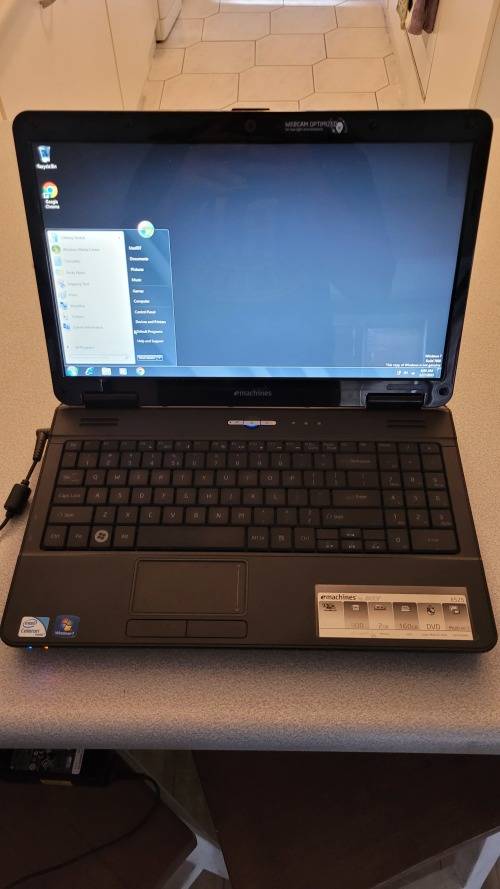 Acer Emachine E525 *EXCELLENT CONDITION*