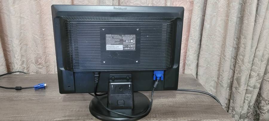 17` Phillips widescreen Flat-screen monitor