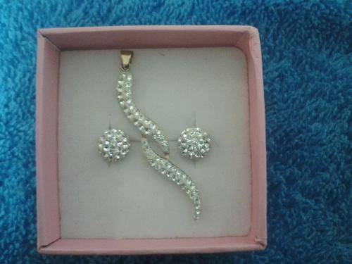 SOLID GOLD PENDANT AND EARRING SET