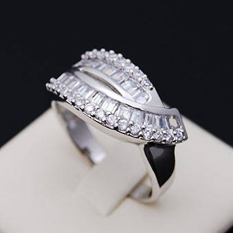 Dazzling Diamond Ring in 925 Sterling Silver