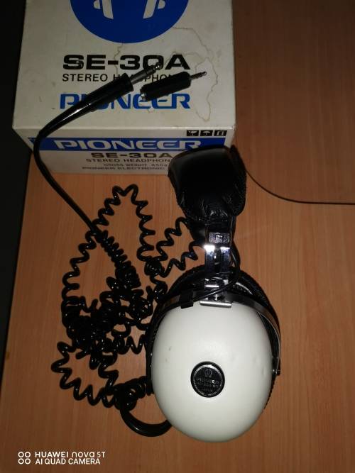 Pioneer vintage SE-30A stereo headphones.
