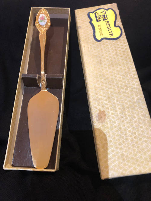 Eetrite gold plated cake lift(CUT1500)