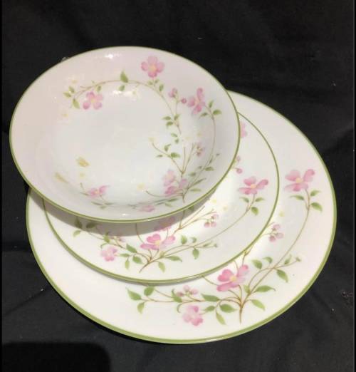 Noritake First Blush dinner service(PORC798)