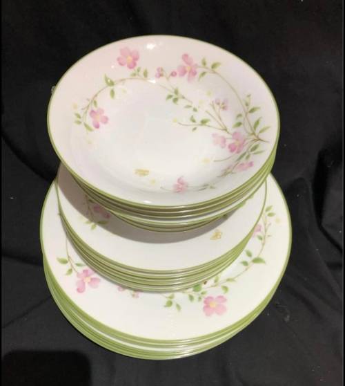 Noritake First Blush dinner service(PORC798)