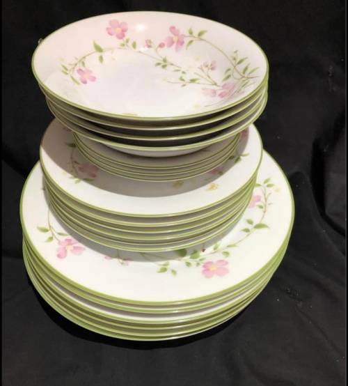 Noritake First Blush dinner service(PORC798)