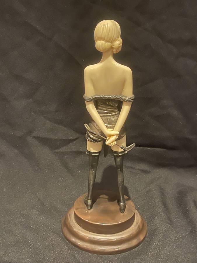 Figurine dominatrix