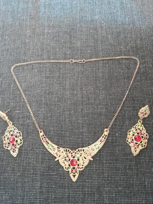 Vintage Necklace and matching teardrop earrings set Gold/Red